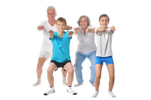 Casal sênior exercitando com meninos — Fotografia de Stock