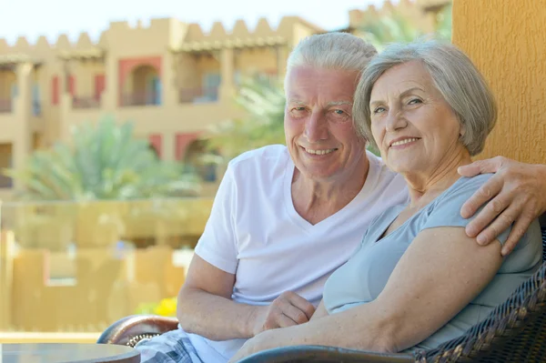Old couple at resort — Stock Photo, Image