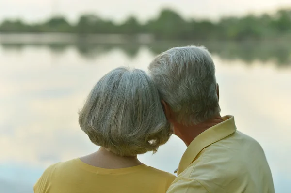 Couple aîné près du lac — Photo