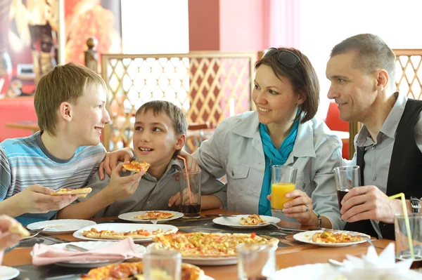 Familjeätande pizza — Stockfoto