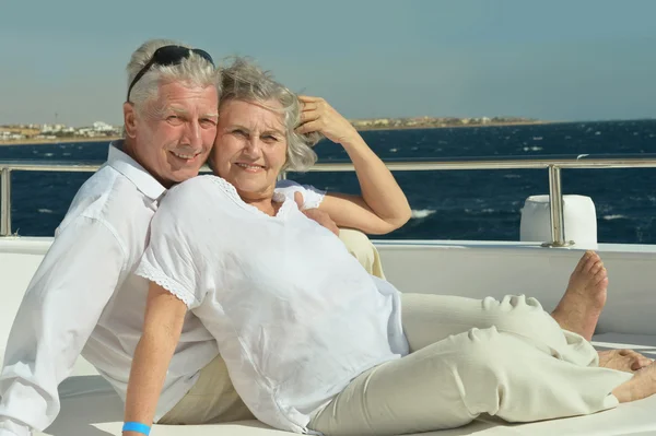 Couple aîné faisant une promenade en bateau — Photo