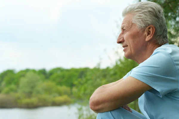 Senior mannen nära lake — Stockfoto