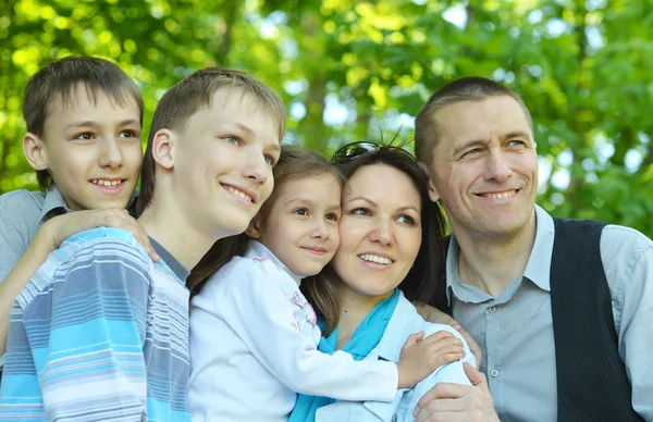 Familia caminando en el parque —  Fotos de Stock