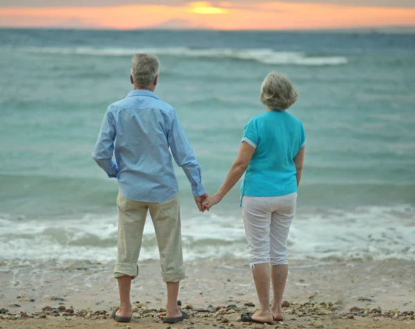 Casal sénior no mar — Fotografia de Stock