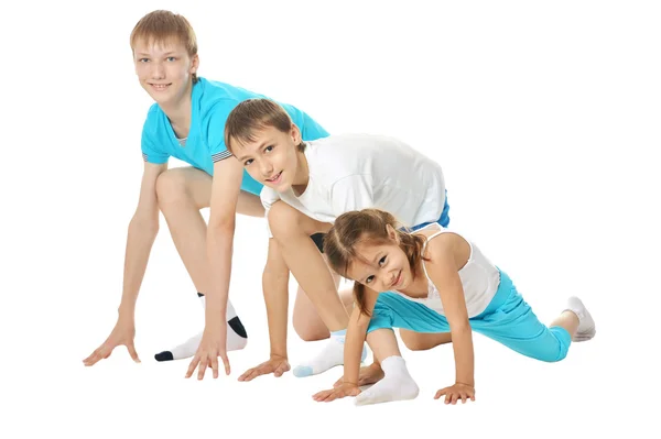 Dos chicos y chicas haciendo ejercicio — Foto de Stock