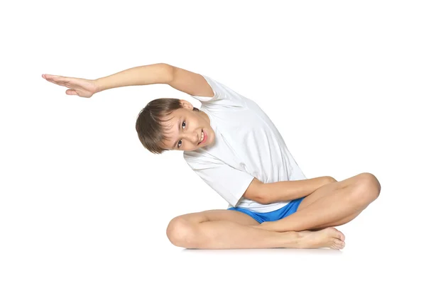 Pojke utövar yoga — Stockfoto