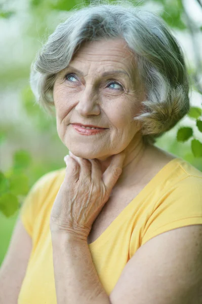 Senior woman in park — Stock Photo, Image