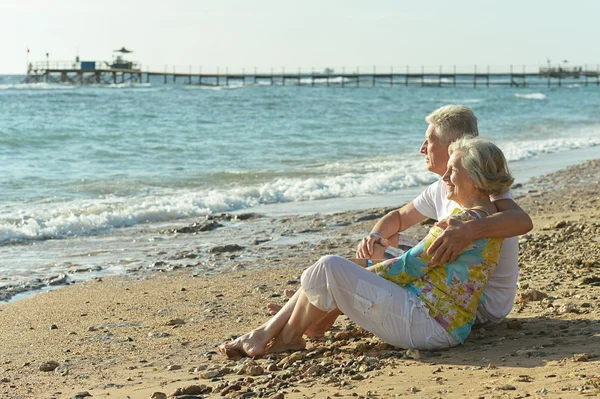 Elderly couple on  beach — Stock Photo, Image