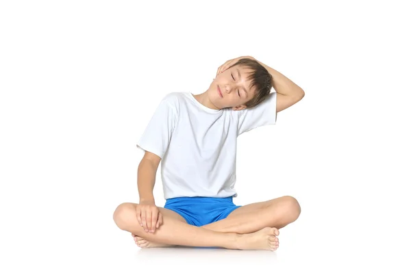 Pojke utövar yoga — Stockfoto