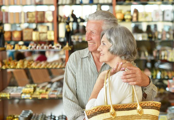 Äldre par på köpcentrum — Stockfoto