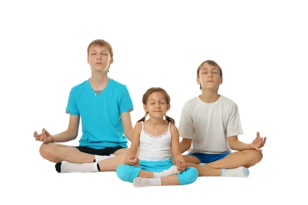 Meninos e menina meditando — Fotografia de Stock