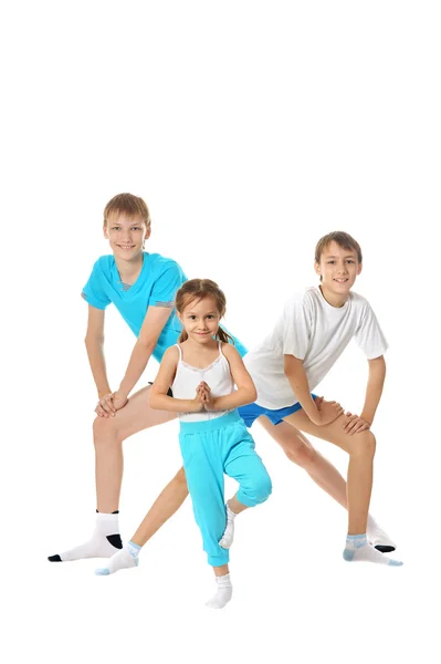 Dos chicos y chicas haciendo ejercicio — Foto de Stock