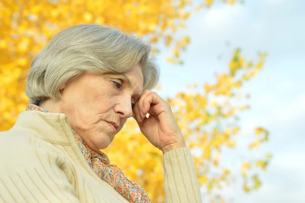 Mujer mayor en otoño —  Fotos de Stock