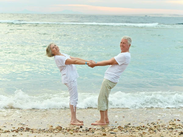 Casal sênior na praia — Fotografia de Stock