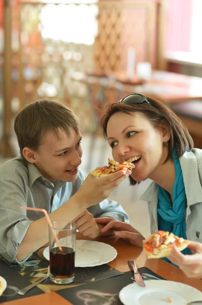 Mãe e menino com pizza — Fotografia de Stock