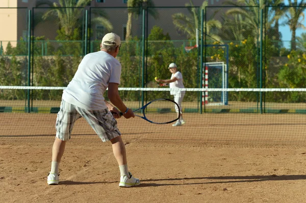 Couple senior jouant au tennis — Photo