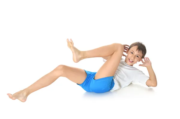 Rapaz exercitando ioga — Fotografia de Stock