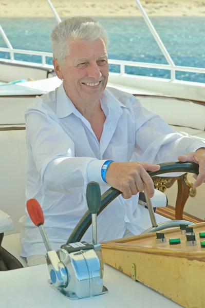 Senior homem tendo passeio de barco — Fotografia de Stock