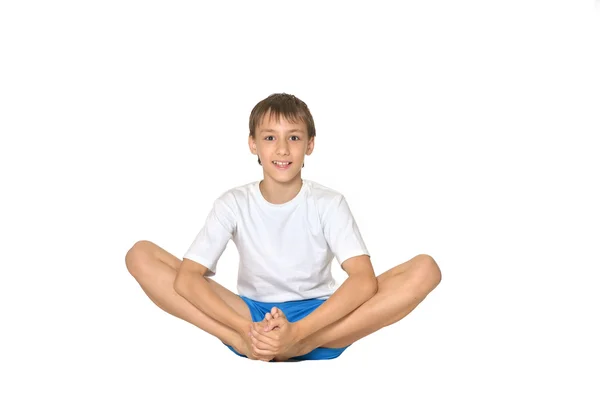Chico ejercitando yoga — Foto de Stock