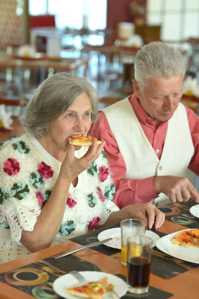 Ouderling paar eten van pizza — Stockfoto