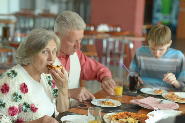 Yaşlı çift pizza yemek — Stok fotoğraf