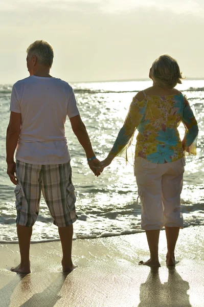 Senior couple on beach — Stock Photo, Image