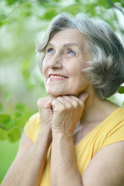 Senior kvinna i parken — Stockfoto