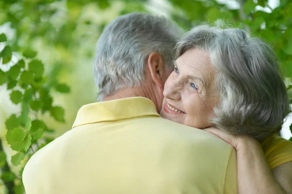 Seniorenpaar in park — Stockfoto