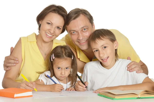 Familie macht Hausaufgaben — Stockfoto