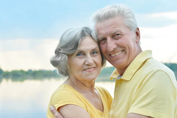 Casal Sênior no Lago — Fotografia de Stock