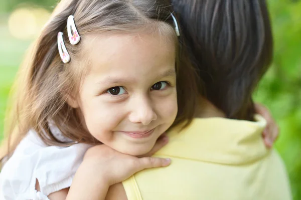 Niña con madre a pie — Foto de Stock