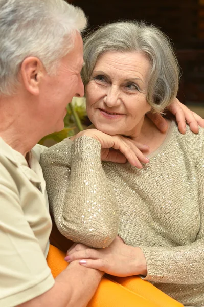 Pareja de edad en el hotel — Foto de Stock