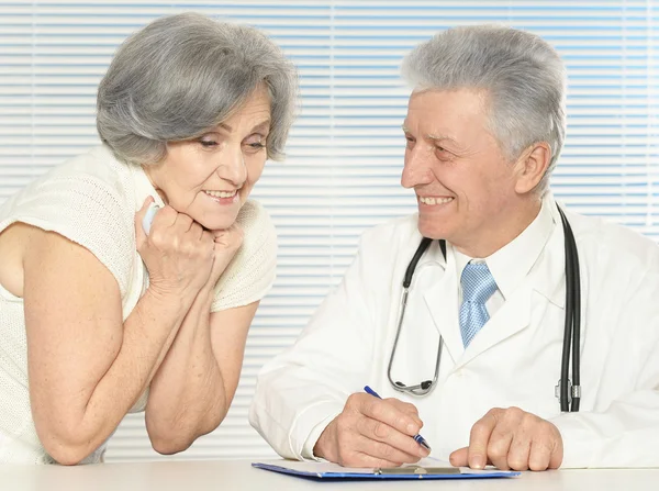 Mulher idosa no médico — Fotografia de Stock