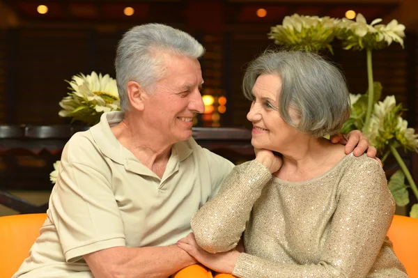 Pareja de edad en el hotel —  Fotos de Stock