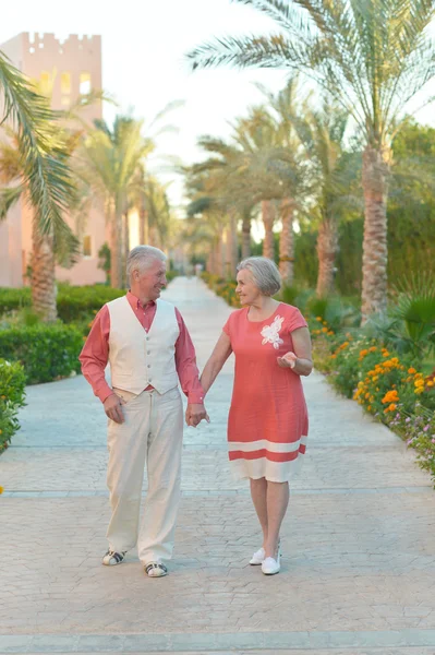 Senior koppel in het resort — Stockfoto