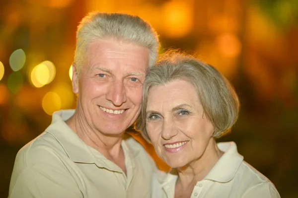 Casal sénior à noite — Fotografia de Stock