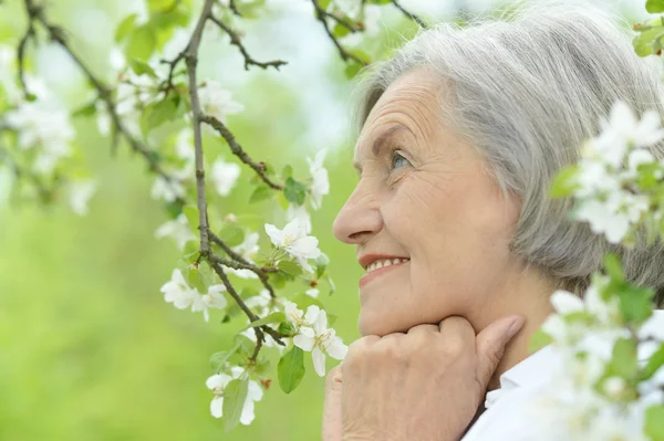 Seniorkvinne om våren – stockfoto