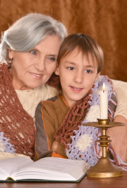 Mormor och pojken läsa — Stockfoto