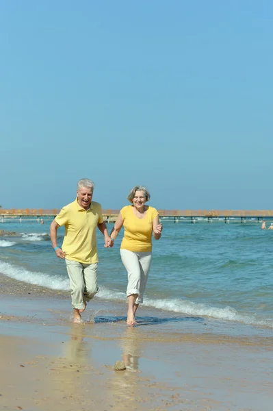 Seniorenpaar am Strand — Stockfoto