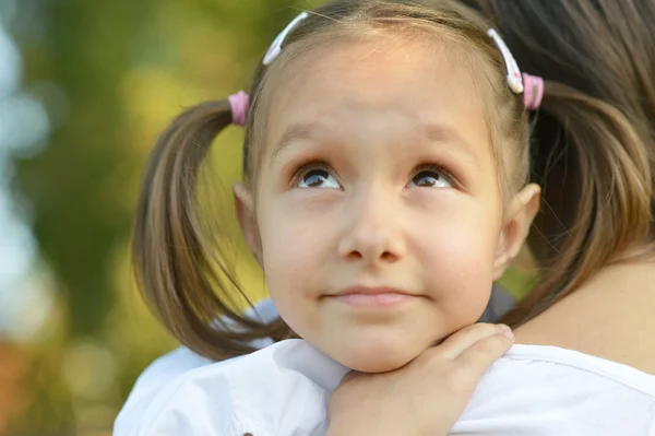 Petite fille avec mère — Photo