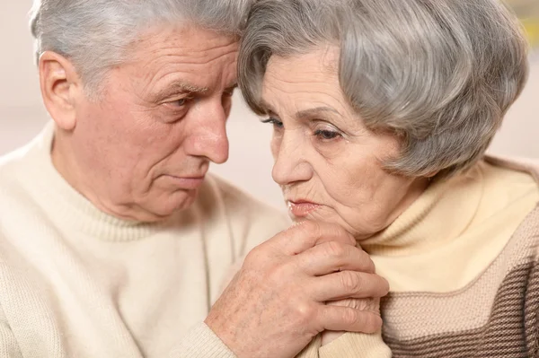 Triste coppia di anziani — Foto Stock