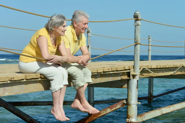 Senior couple looking a sea — Stock Photo, Image