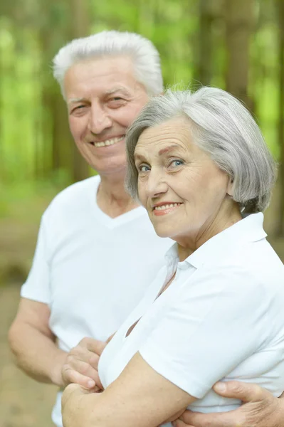 Couple aîné dans le parc — Photo