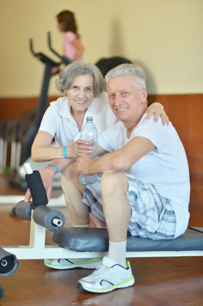 Pareja mayor en gimnasio — Foto de Stock