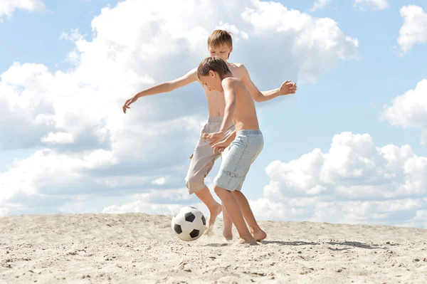 Dos chicos jugando al fútbol — Foto de Stock