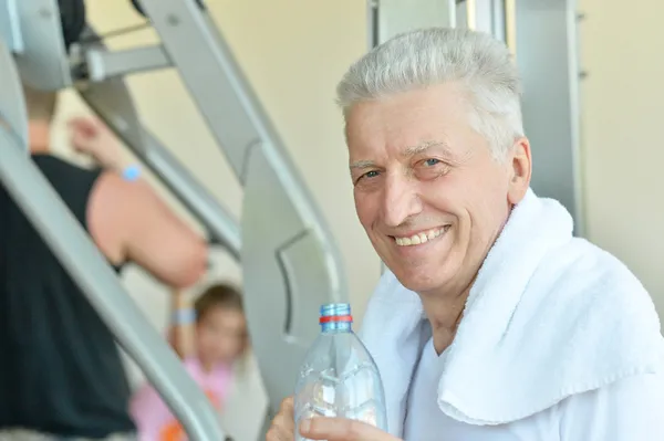Elderly man in  gym — Stock Photo, Image