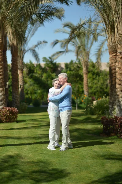 Äldre par på resort — Stockfoto