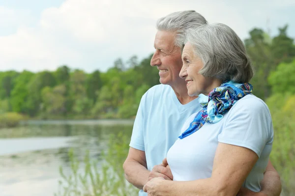 湖で年配のカップル — ストック写真
