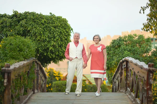 Senior koppel in het resort — Stockfoto