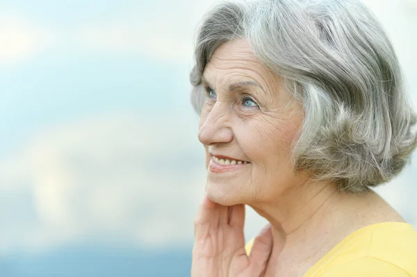 空を背景に年配の女性 — ストック写真